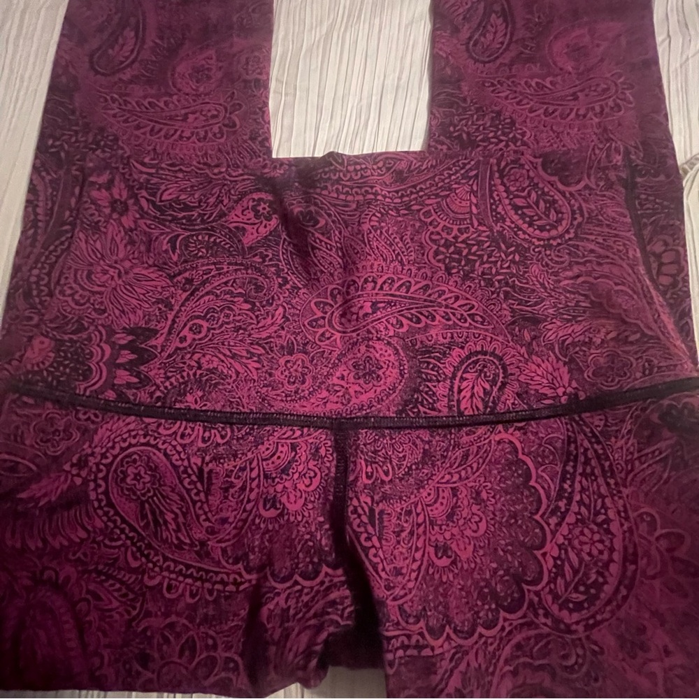 Lululemon Wunder Under Crop‎ Antique Paisley Fuschia/Black" paisley leggings, 6